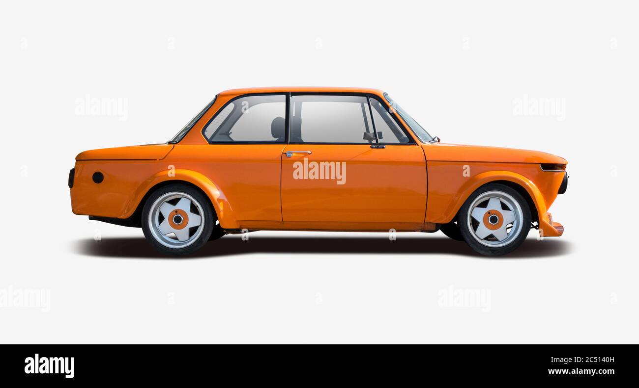 Classica berlina sportiva vista laterale isolata su bianco Foto Stock