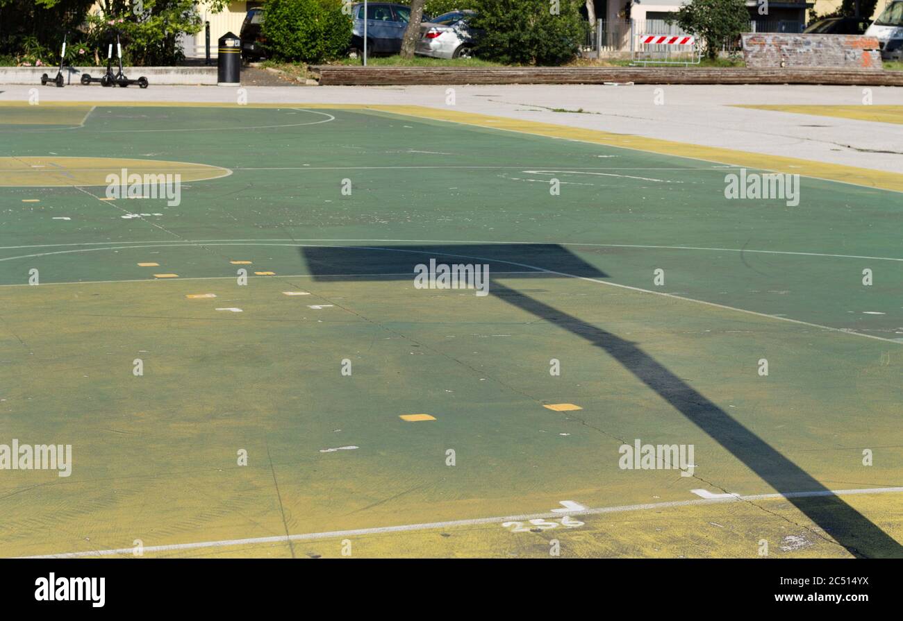Ombra da basket su un campo da gioco colorato (Pesaro, Italia, Europa) Foto Stock