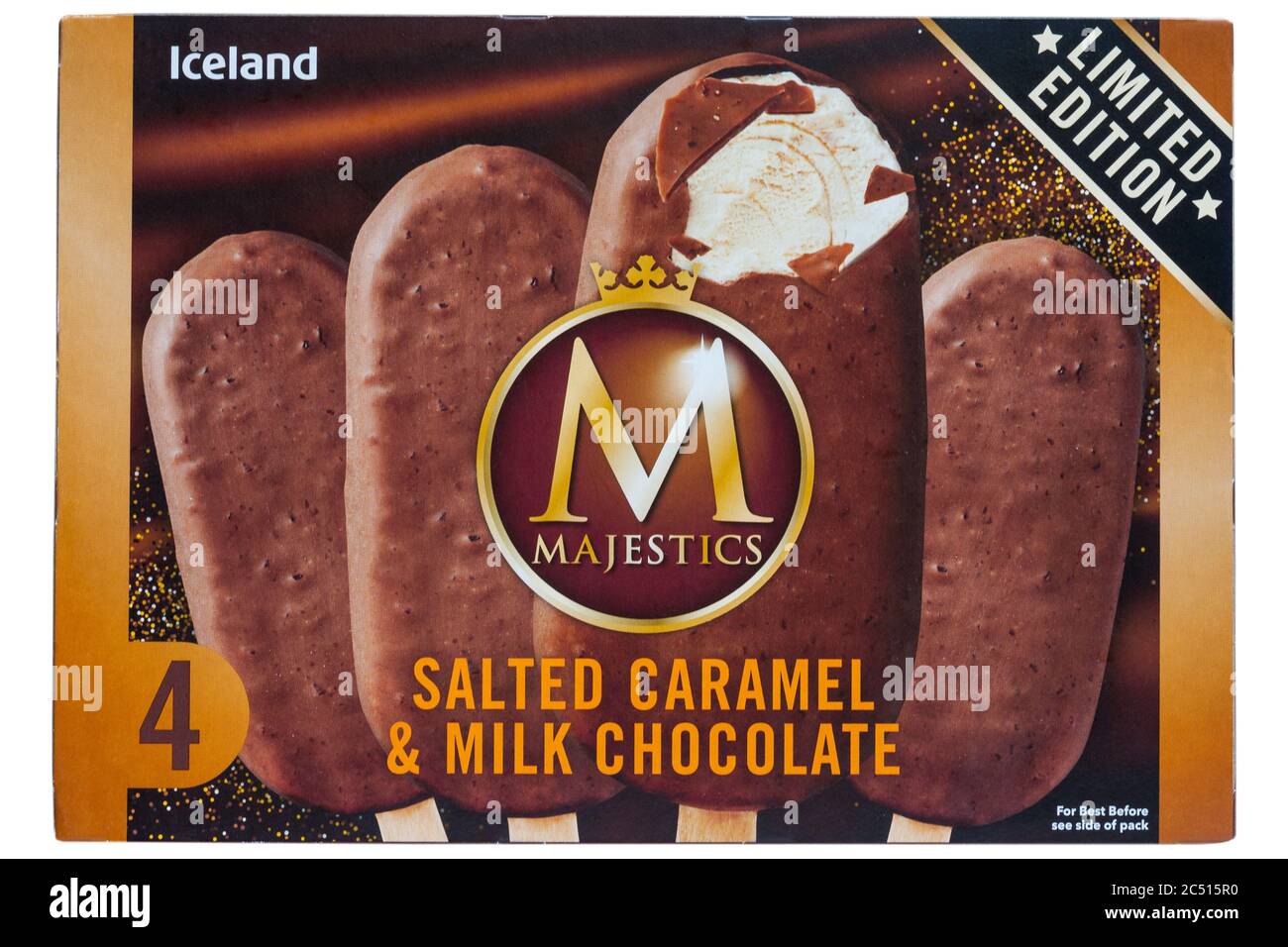 Scatola di gelato al caramello salato e al cioccolato al latte in edizione limitata Iceland Majestics isolata su sfondo bianco Foto Stock
