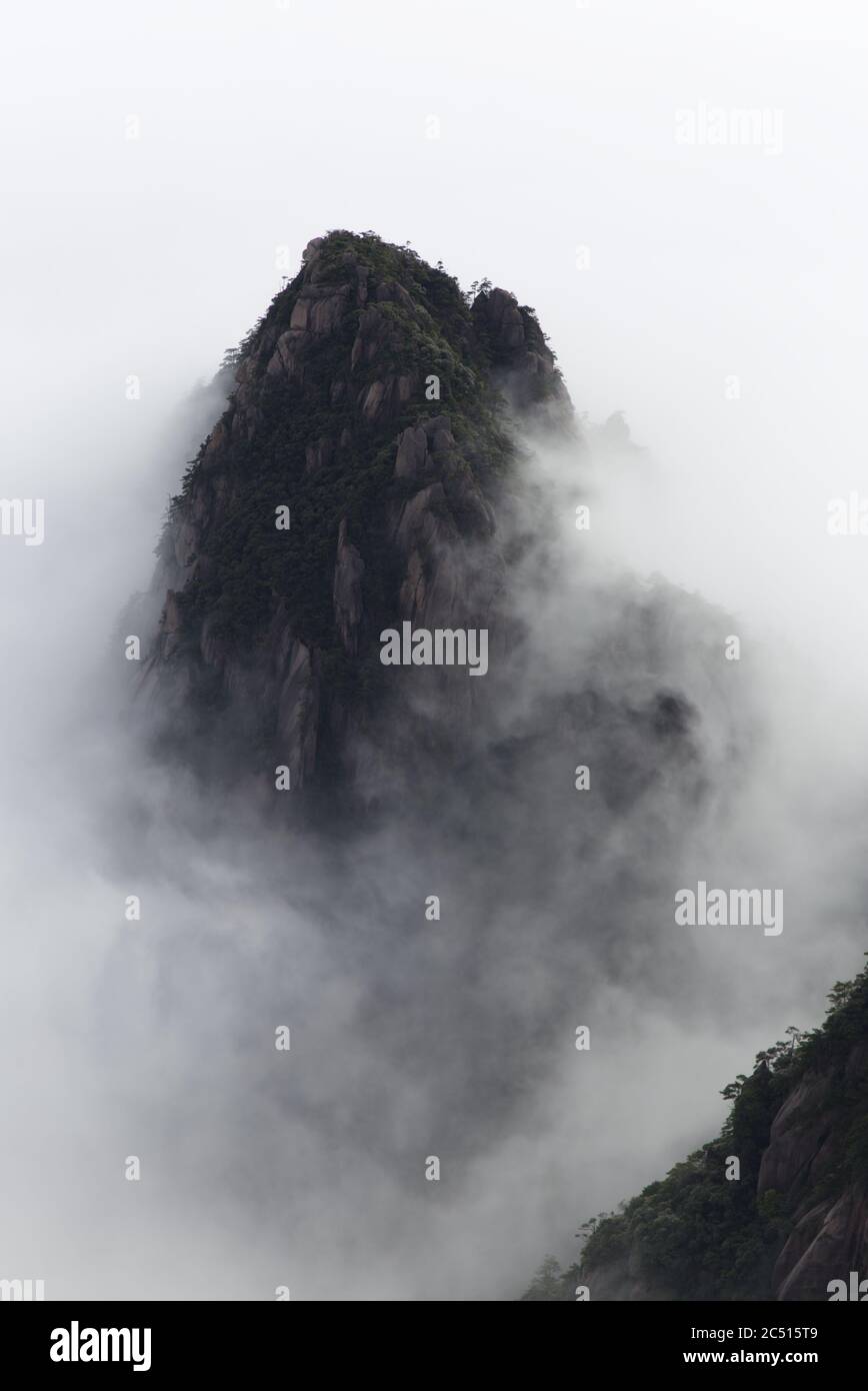 Huangshan o Yellow Mountains si sono travolgiti di nuvole, provincia di Anhui, Cina Foto Stock