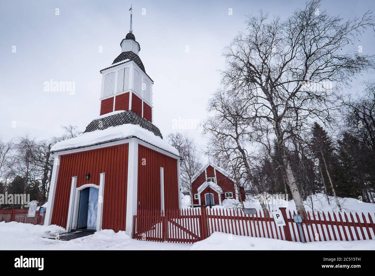Chiesa di legno rosso con campanile indipendente a Jukkasjarvi, l'edificio più antico del paese e in Lapponia svedese. Foto Stock