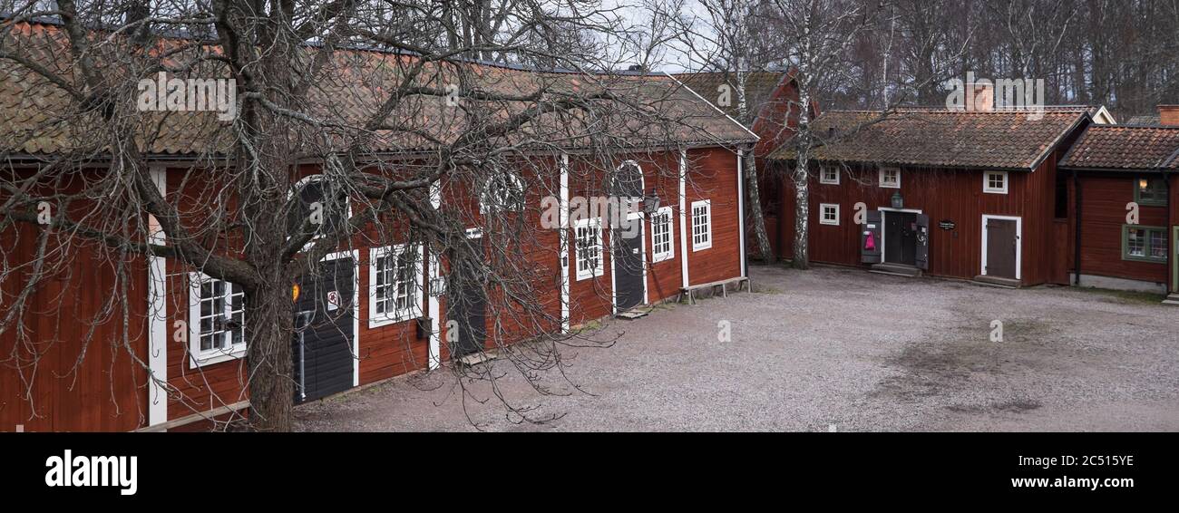Case tradizionali in legno con profonde pitture rosse Falu o falun nel centro storico di Gamla Linkoping, Svezia Foto Stock