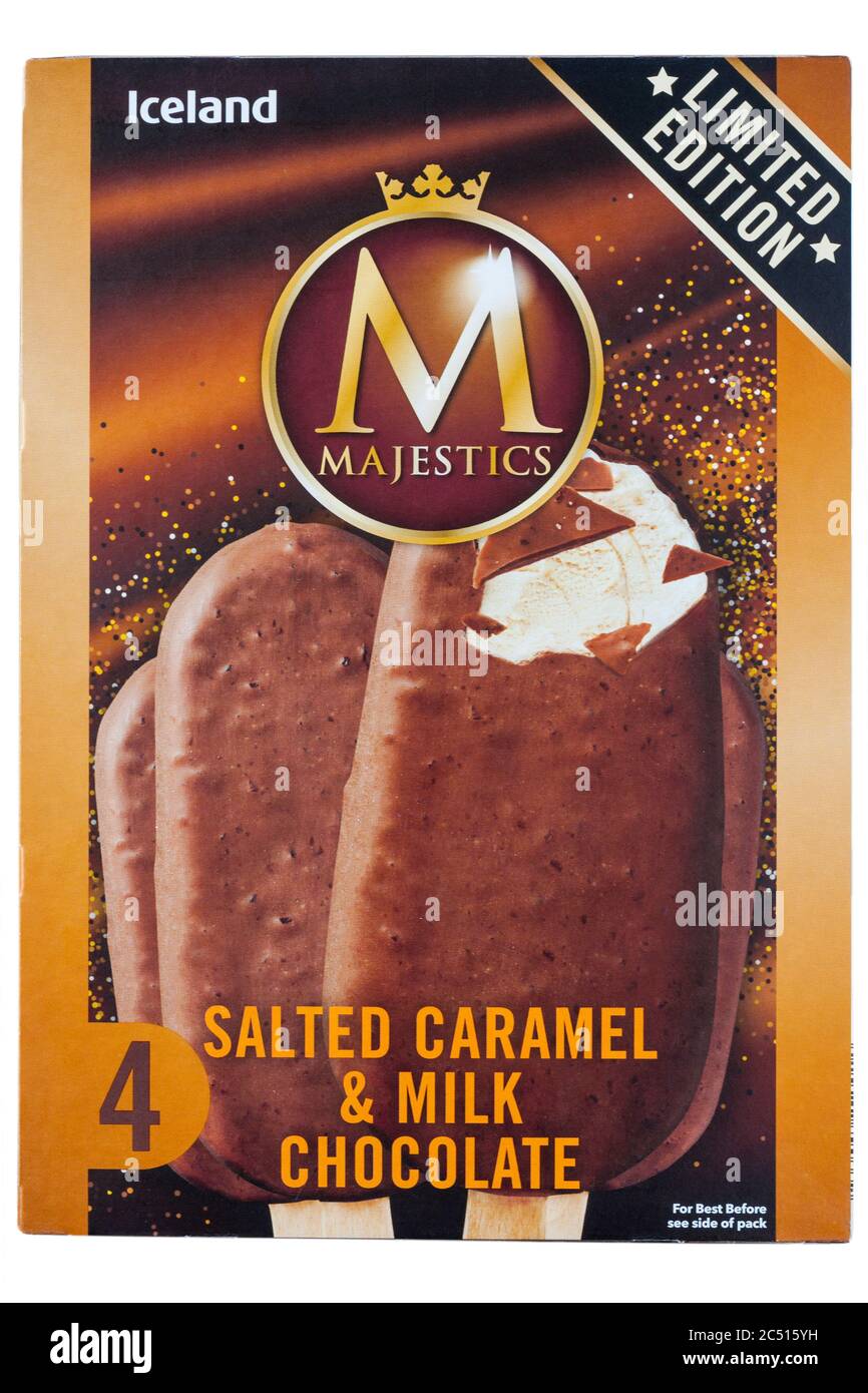 Scatola di gelato al caramello salato e al cioccolato al latte in edizione limitata Iceland Majestics isolata su sfondo bianco Foto Stock