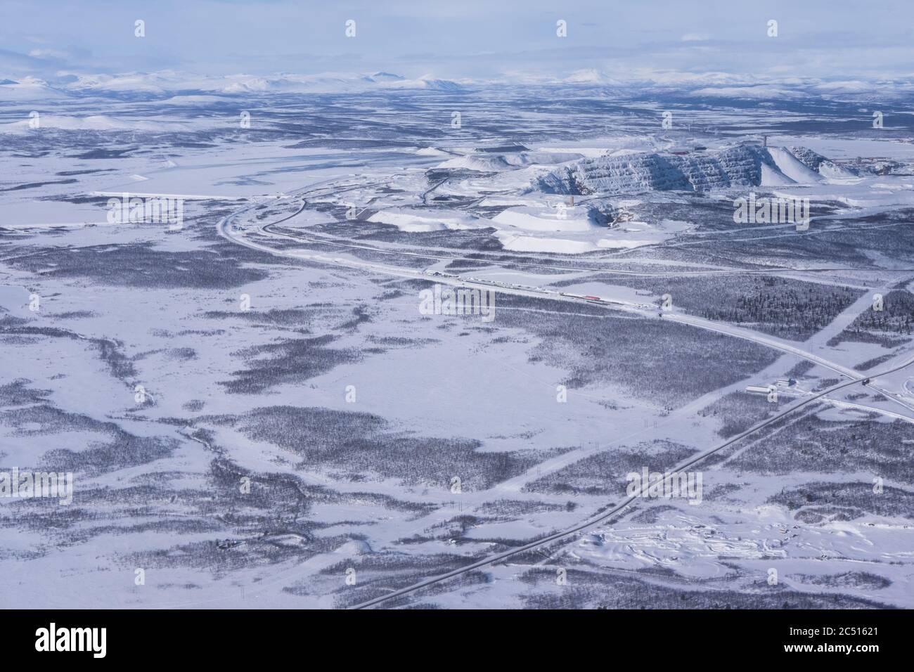 Foto aerea della zona di Kiruna con una strada in Lapponia in Svezia in inverno. In alto a destra le fabbriche della LKAB, una grande società mineraria svedese Foto Stock