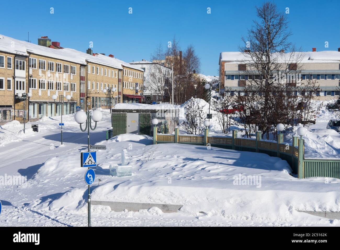 Vista sul centro con negozi e case in inverno a Kiruna, Lapponia, Svezia. La città sarà parzialmente demolita e ricostruita a tre chilometri di distanza Foto Stock