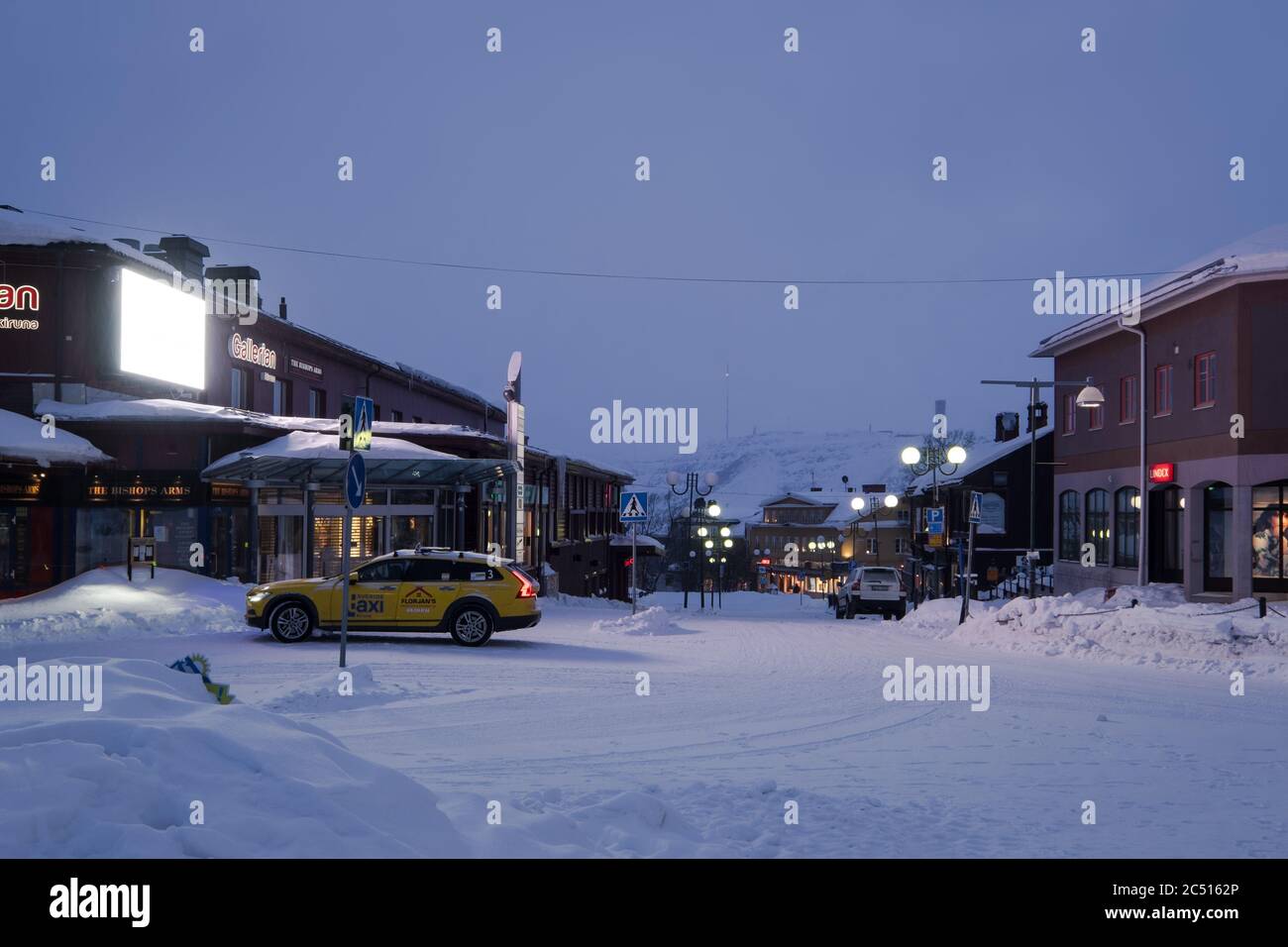 Centro di Kiruna, Svezia di notte. La città sarà parzialmente demolita e ricostruita a tre chilometri di distanza. È possibile vedere la società mineraria LKAB in background Foto Stock