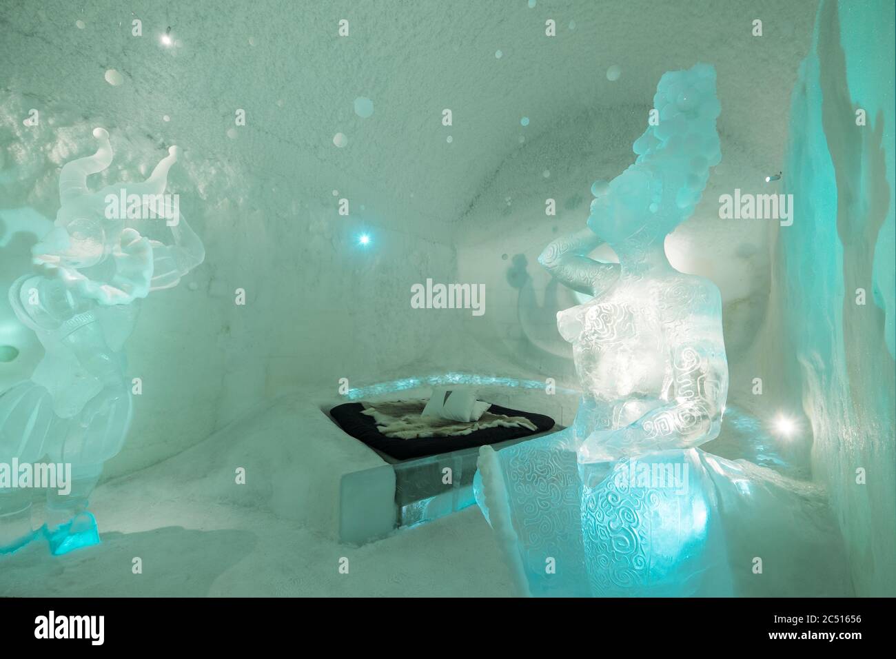 Bellissima Art Suite con leone, a tema individuale e a mano scolpita da un artista nell'Icehotel 365 a Jukkasjarvi vicino a Kiruna in Svezia. Sci di renna Foto Stock
