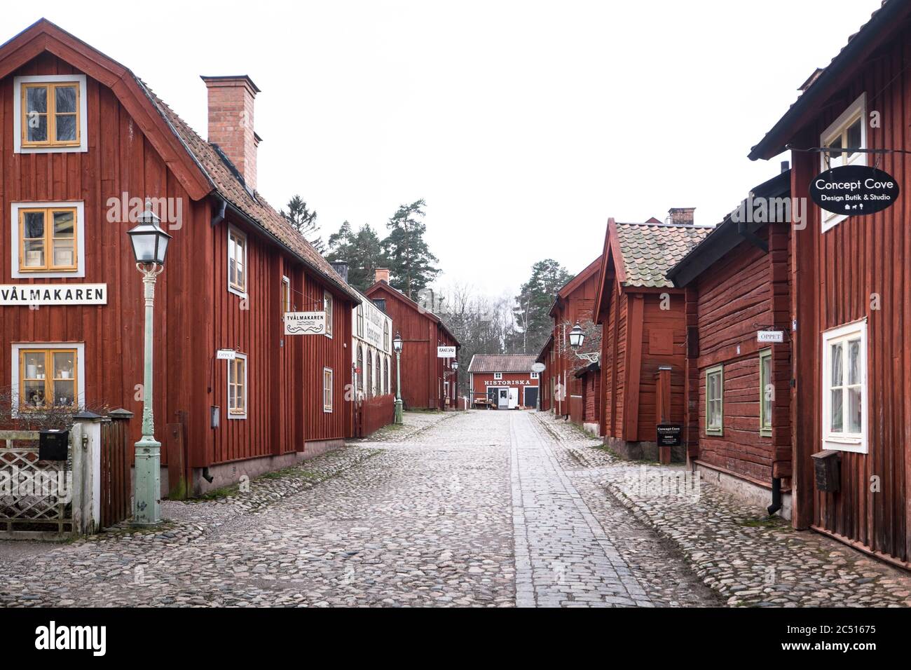 Vista delle tradizionali case in legno con profonde pitture rosse di Falu o falun nella città vecchia di Gamla Linkoping, Svezia Foto Stock