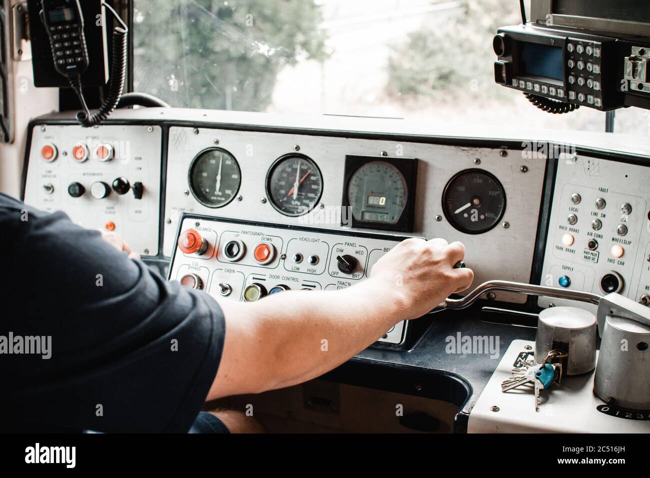 Un treno elettrico Comeng a Melbourne Australia, con controlli interni guidati da un autista del treno Foto Stock