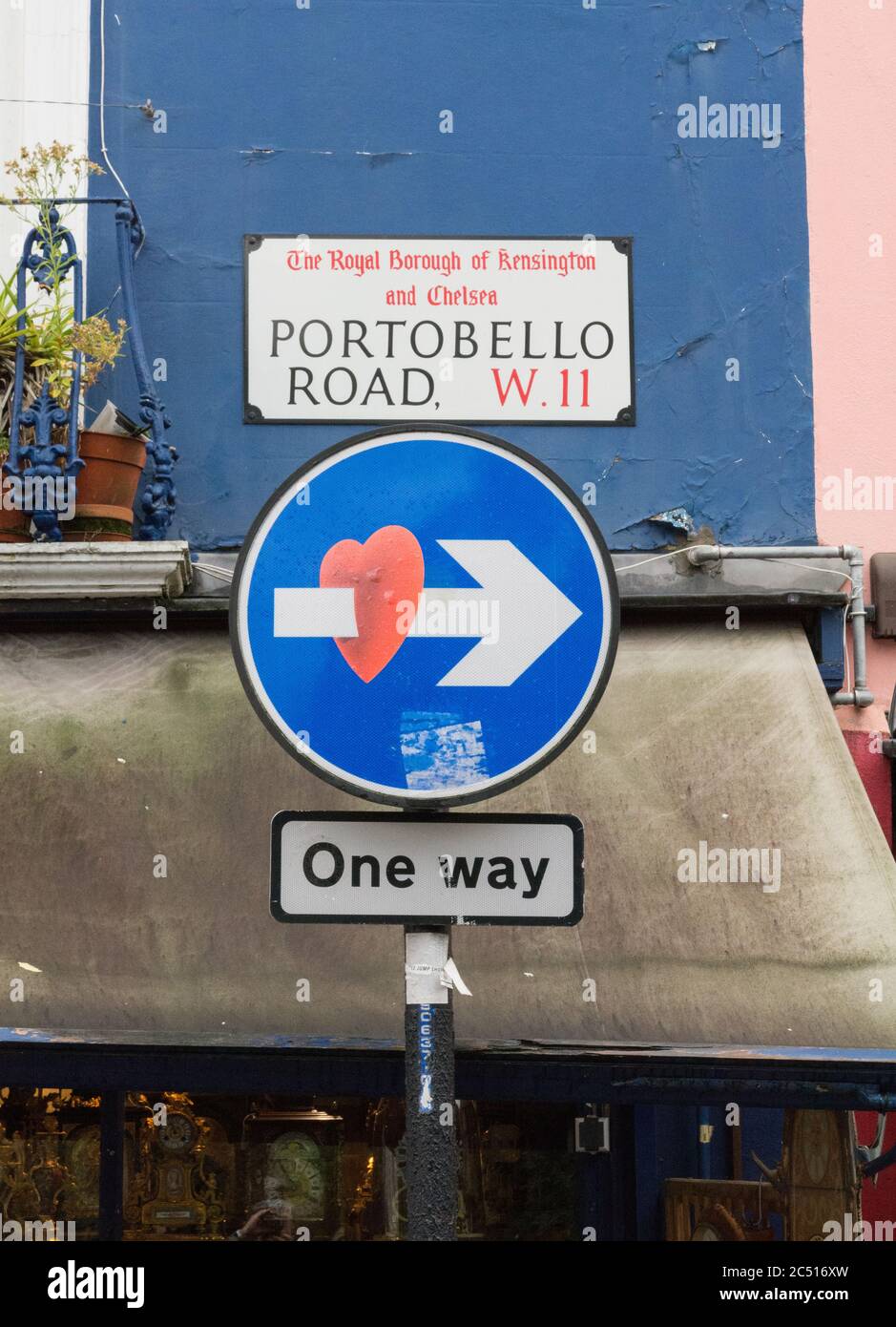Vicino al cartello stradale di Portobello Road e ai graffiti di Clet Abraham, Royal Borough of Kensington and Chelsea, Londra, Regno Unito Foto Stock
