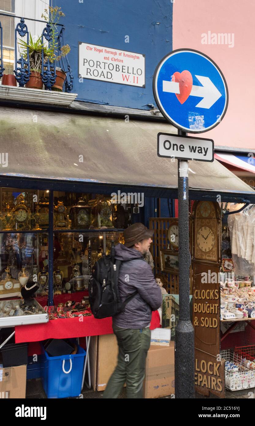 Graffiti by Clet Abraham su Portobello Road, Royal Borough of Kensington and Chelsea Street Sign, Londra, Regno Unito Foto Stock