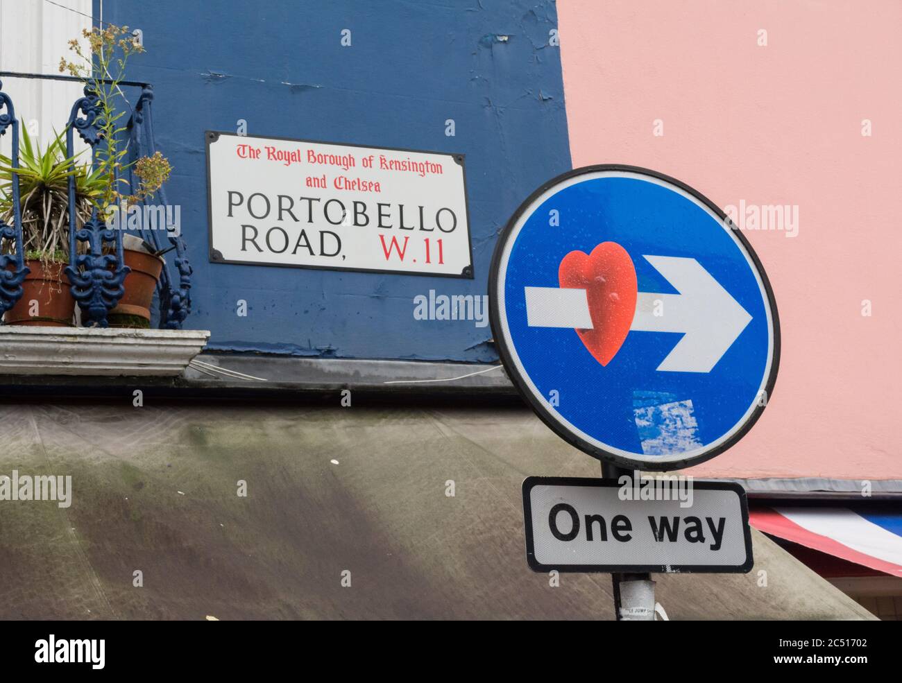 Vicino al cartello stradale di Portobello Road e ai graffiti di Clet Abraham, Royal Borough of Kensington and Chelsea, Londra, Regno Unito Foto Stock