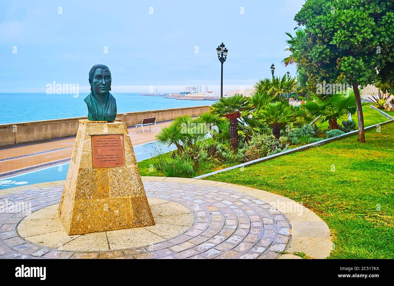 CADICE, SPAGNA - 22 SETTEMBRE 2019: Il busto di la Perla de Cadiz in Paseo del Vendaval lungomare, il 22 settembre a Cadice Foto Stock