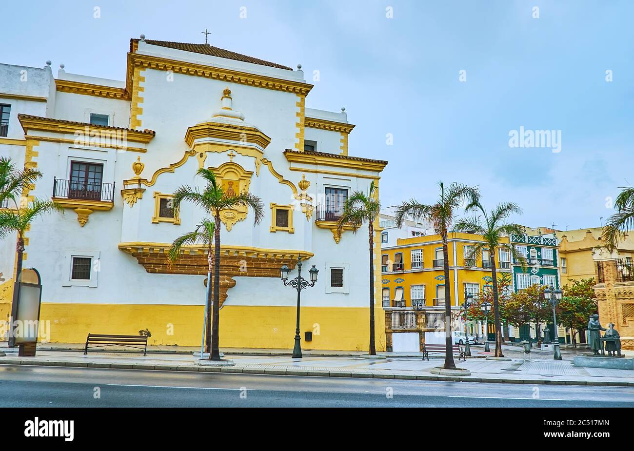 Il convento medievale di Santo Domingo è decorato con modesti rilievi e l'icona piastrella di nostra Signora, Cadice, Spagna Foto Stock