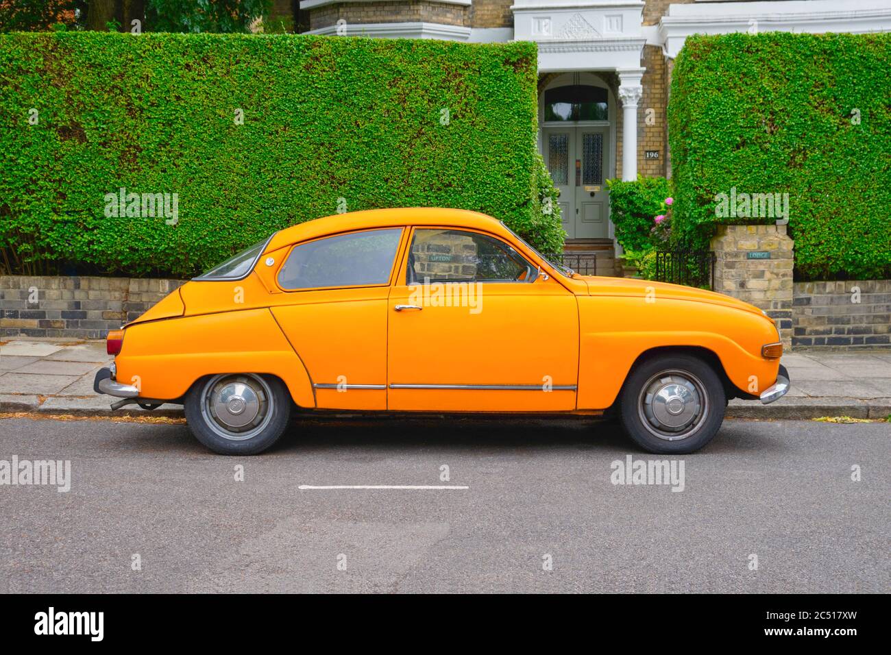 Orange Saab 96 a West Hampstaed. Foto Stock