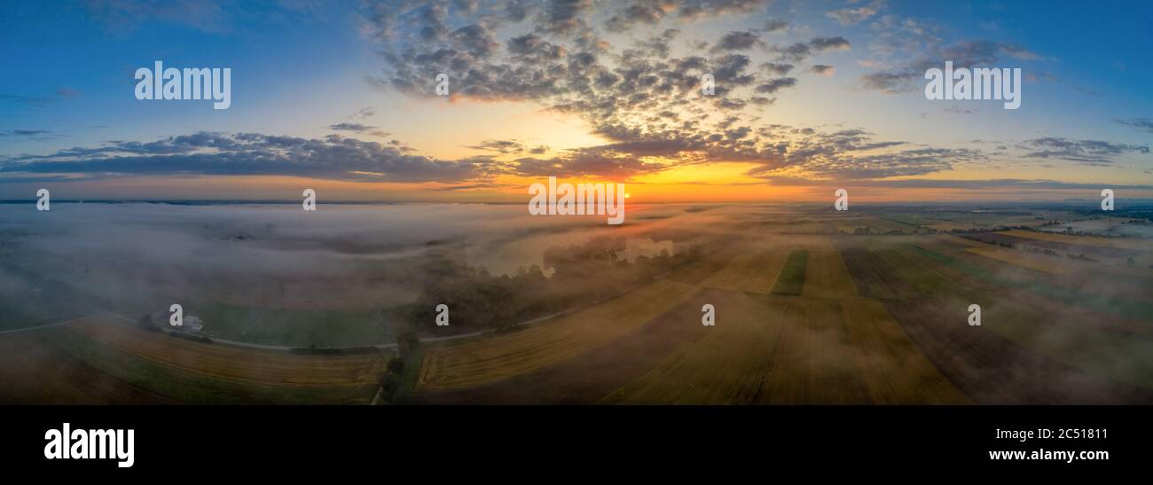 Bella mattina con nebbia in salita su una vista panoramica campo all'alba natura pura. Foto Stock
