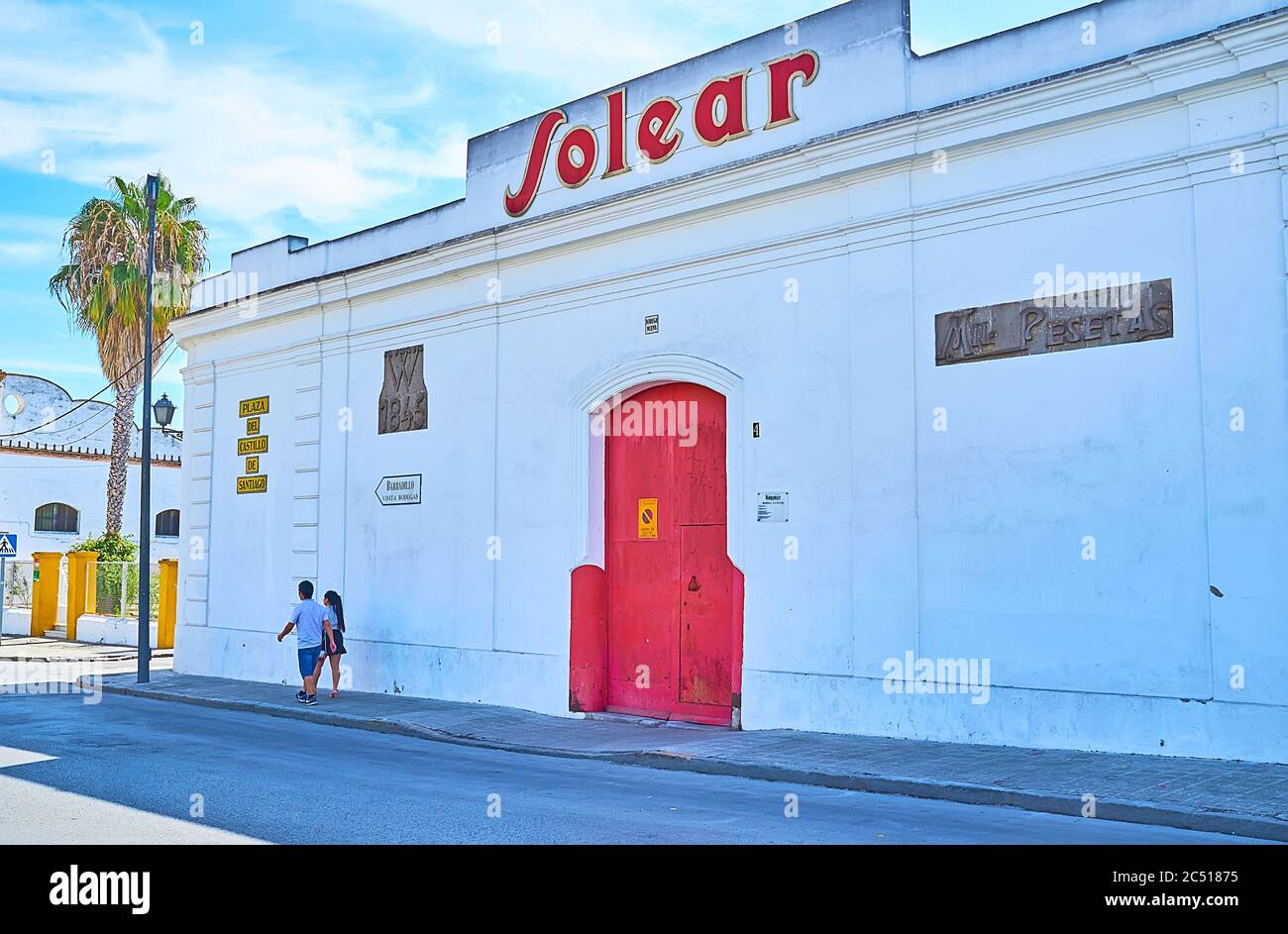 SANLUCAR, SPAGNA - 22 SETTEMBRE 2019: La facciata della cantina Solear d'epoca di Bodegas Barbadillo, a caccia della piazza di Castillo de Santiago, su Septemb Foto Stock