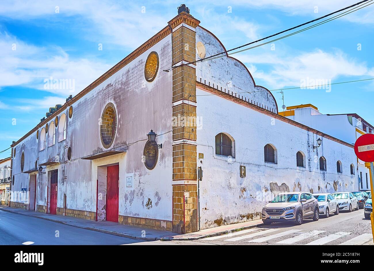 SANLUCAR, SPAGNA - 22 SETTEMBRE 2019: L'edificio d'epoca di Bodegas Barbadillo, situato in piazza di Castillo de Santiago, il 22 settembre a Sanluc Foto Stock