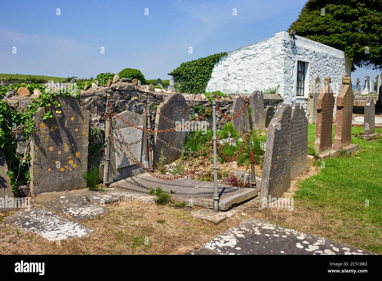 La tomba del Vampiro nel cimitero di St Lupus, Malew, Isola di Man Foto Stock