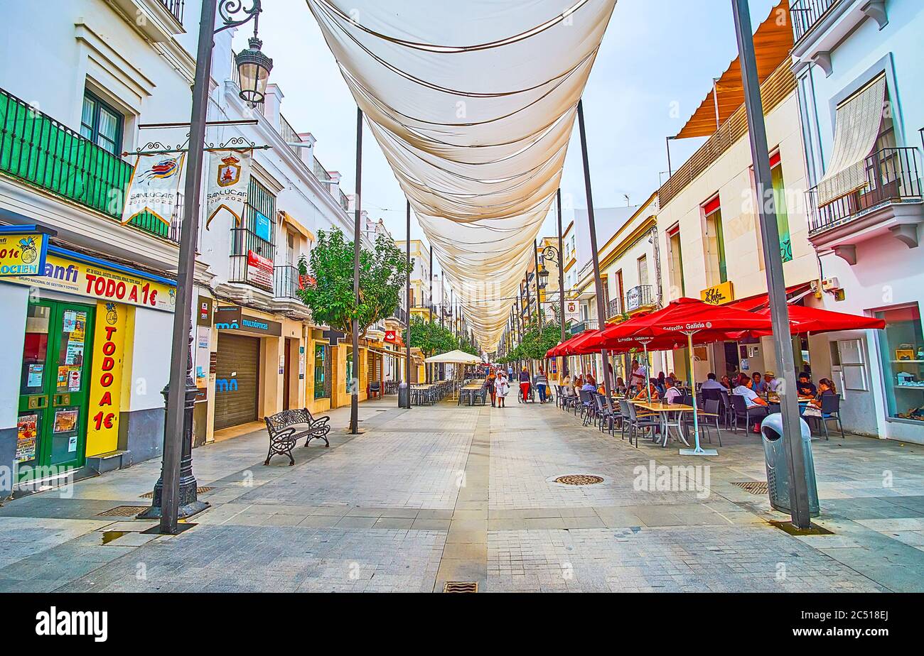 SANLUCAR, SPAGNA - 22 SETTEMBRE 2019: Calle Ancha è una delle strade centrali della città con molti negozi, caffè e wine bar, che offre locali Sherry, Foto Stock
