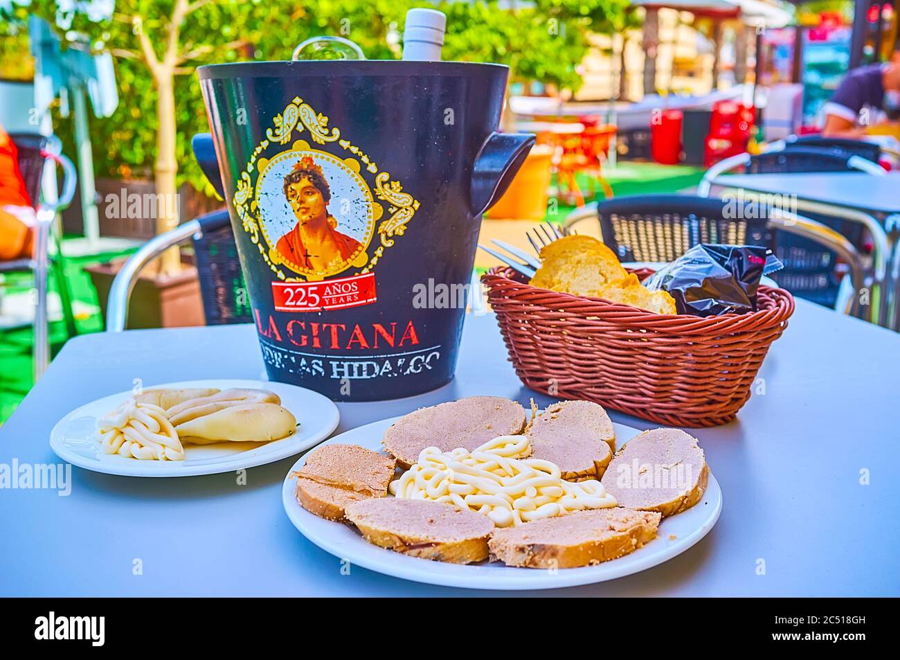 SANLUCAR, SPAGNA - 22 SETTEMBRE 2019: Il 22 settembre, gustatevi i gustosi antipasti di pesce spagnolo di seppie e calamari con il vino Manzanilla Sherry Foto Stock