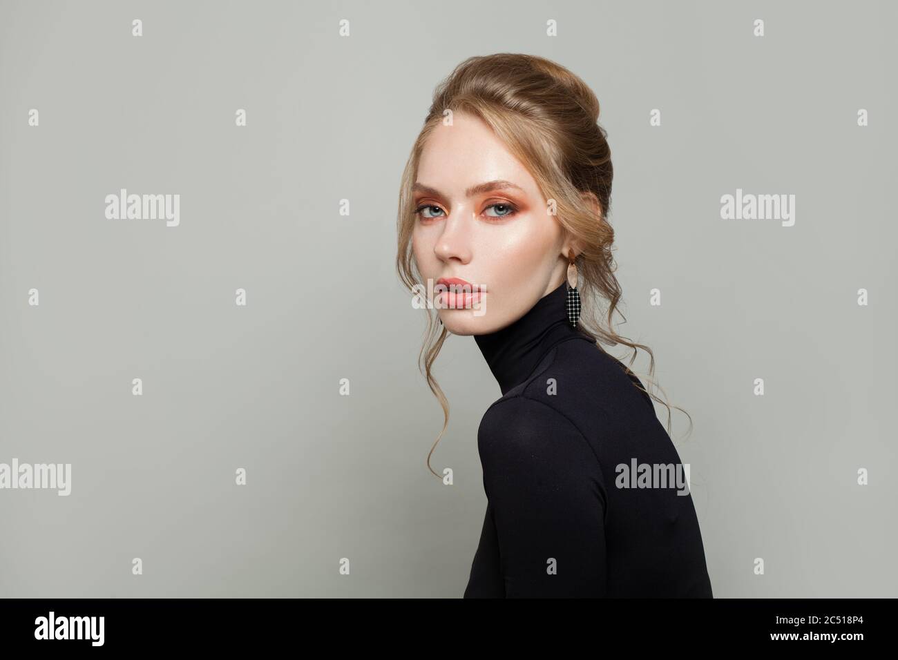 Elegante giovane donna perfetta con pullover nero a collo di tultuino Foto Stock