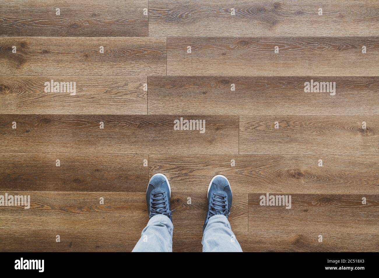 Legno naturale verniciato marrone con grani sul pavimento per sfondo parquet, striscione e texture Foto Stock