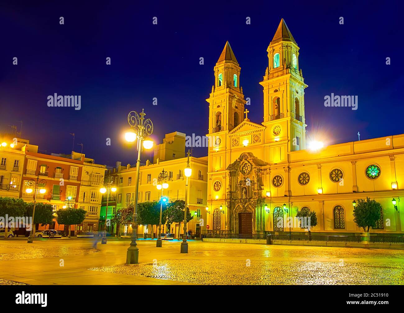 La vista serale della chiesa di Sant'Antonio di Padova, situata in Plaza de San Antonio, Cadice, Spagna Foto Stock