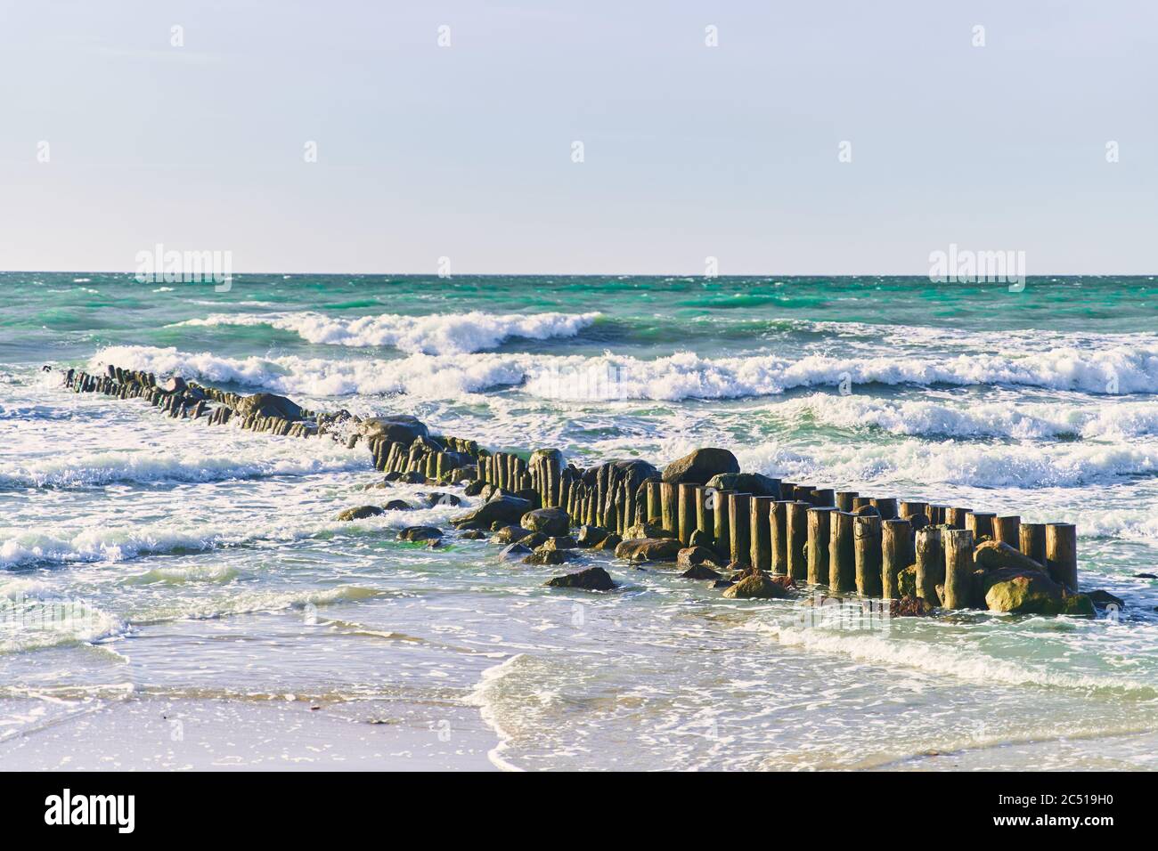 Acqua frangiflutti sul Mar Baltico. Zelenogradsk città, regione di Kaliningrad. Foto Stock