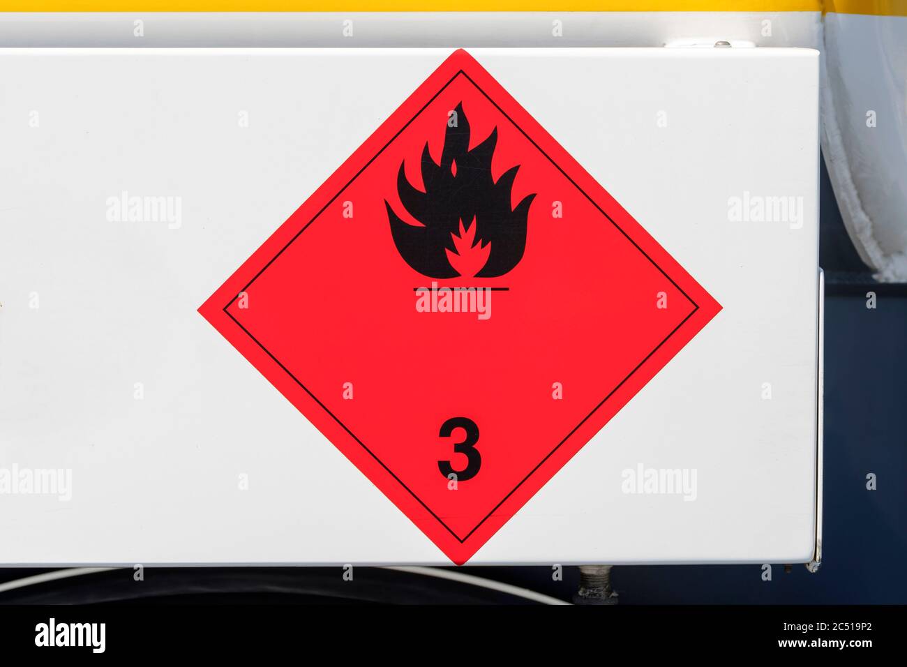 Etichetta di pericolo "liquidi infiammabili 3 - fiamma nera" su un carrello Foto Stock