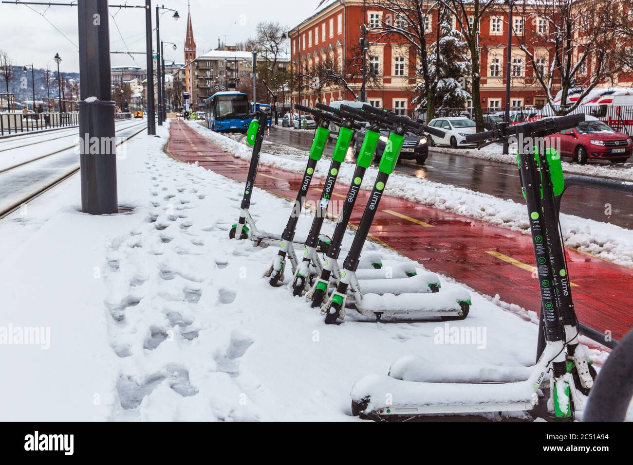 Budapest, Ungheria, 2 dicembre 2019: Scooter elettrico Lime-S della società Lime in strada a Budapest in inverno con neve Foto Stock