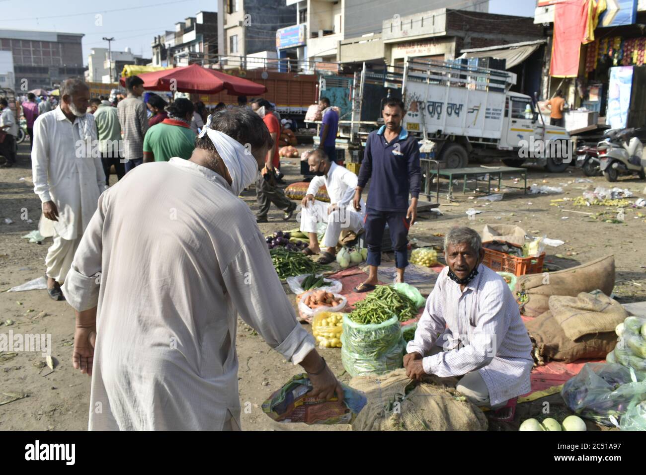 Venditore di verdure in un mercato al mattino 8 del 2020 giugno in India. Foto Stock