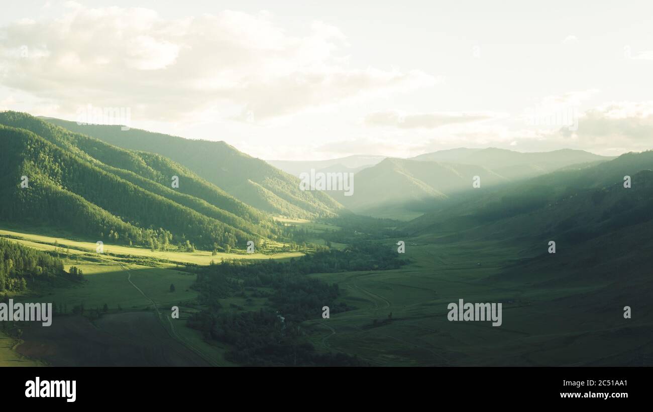 paesaggio montano con nuvole. paesaggio di una valle verde. Foto Stock