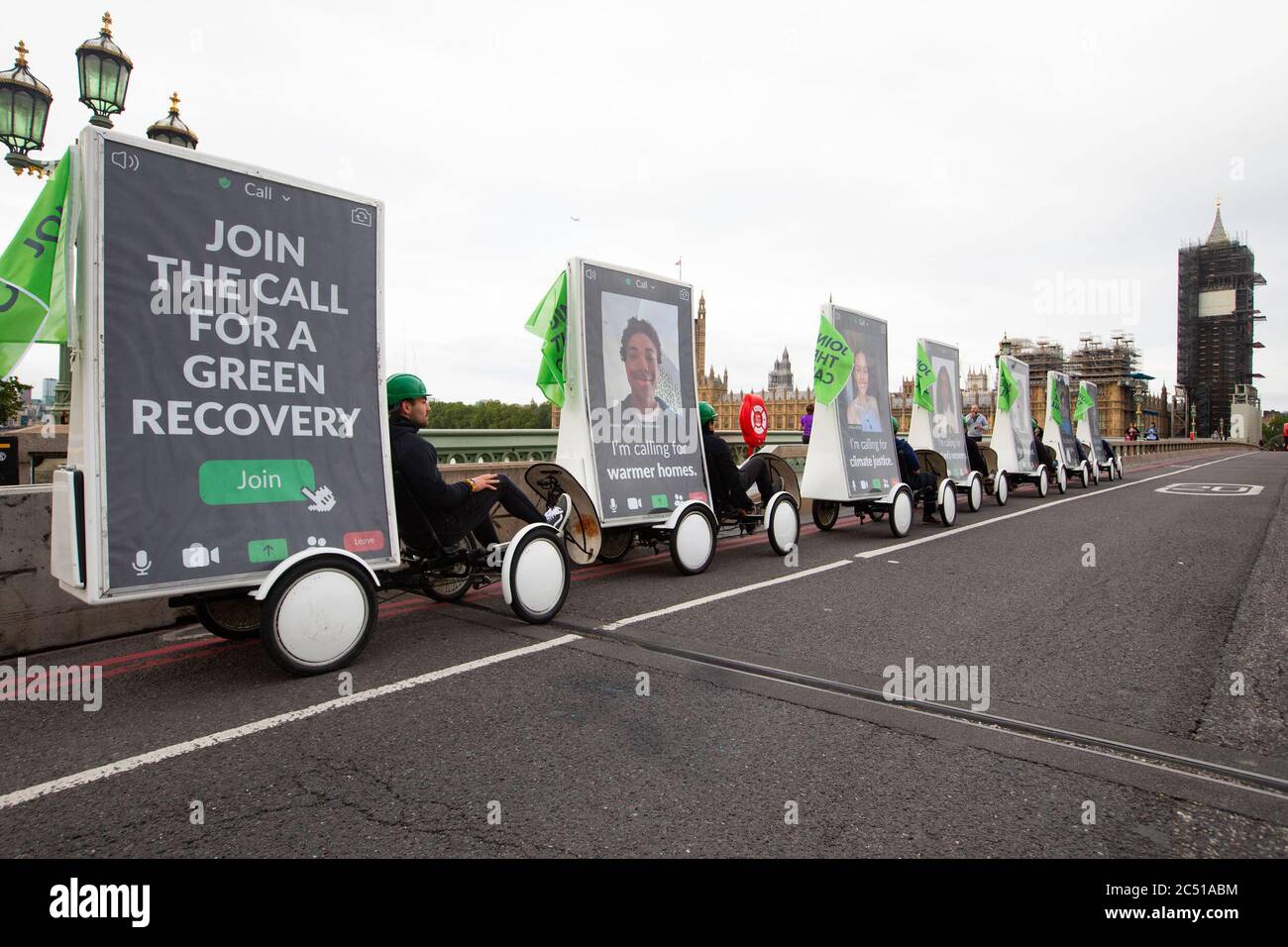 USO EDITORIALE SOLO sette biciclette pubblicitarie attraversano il ponte di Westminster, che rappresenta le 12,000 persone che si uniscono alla prima riunione virtuale della Coalizione del clima, oltre 250 parlamentari, per richiedere politiche per una ripresa equa e verde nel Regno Unito. Foto Stock