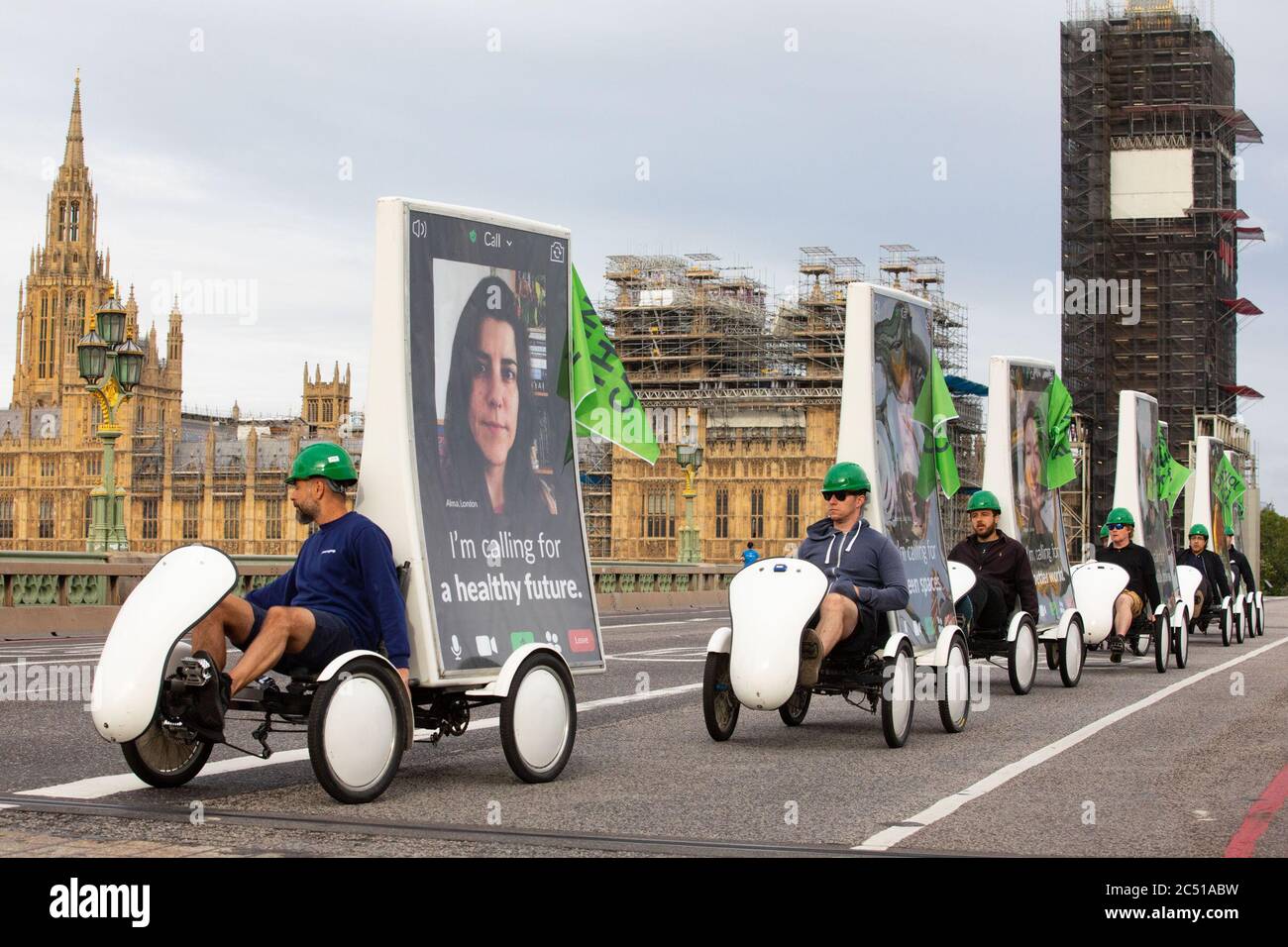 USO EDITORIALE SOLO sette biciclette pubblicitarie attraversano il ponte di Westminster, che rappresenta le 12,000 persone che si uniscono alla prima riunione virtuale della Coalizione del clima, oltre 250 parlamentari, per richiedere politiche per una ripresa equa e verde nel Regno Unito. Foto Stock