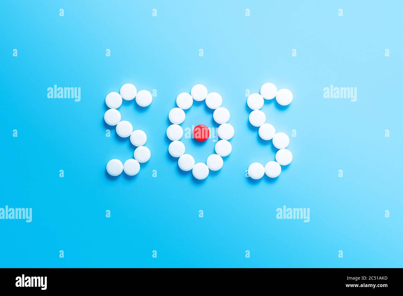 iscrizione 'so' su sfondo blu. concetto di assistenza medica. Foto Stock