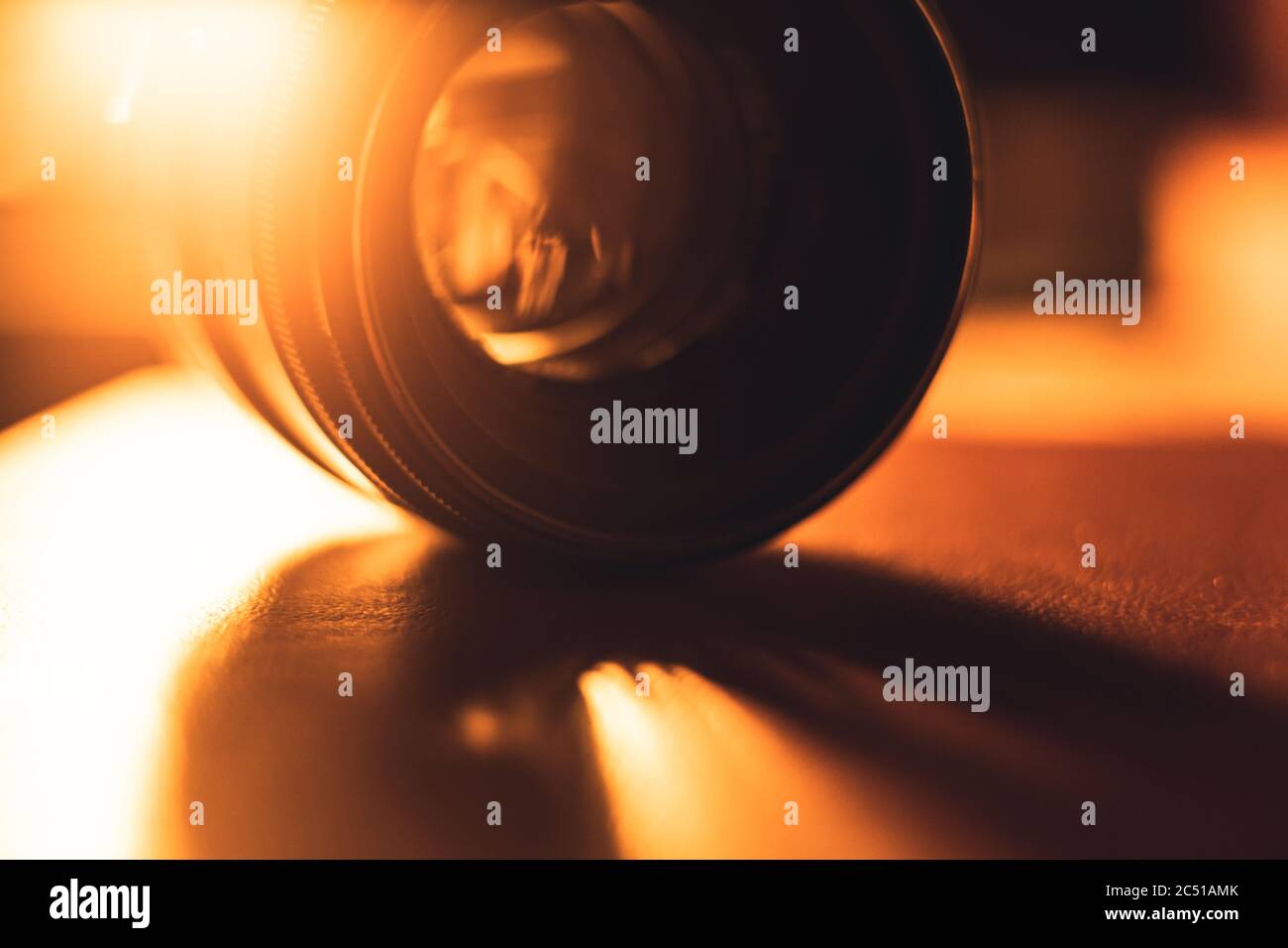 obiettivo della fotocamera in una splendida luce dorata. obiettivo in luce tramonto. Foto Stock