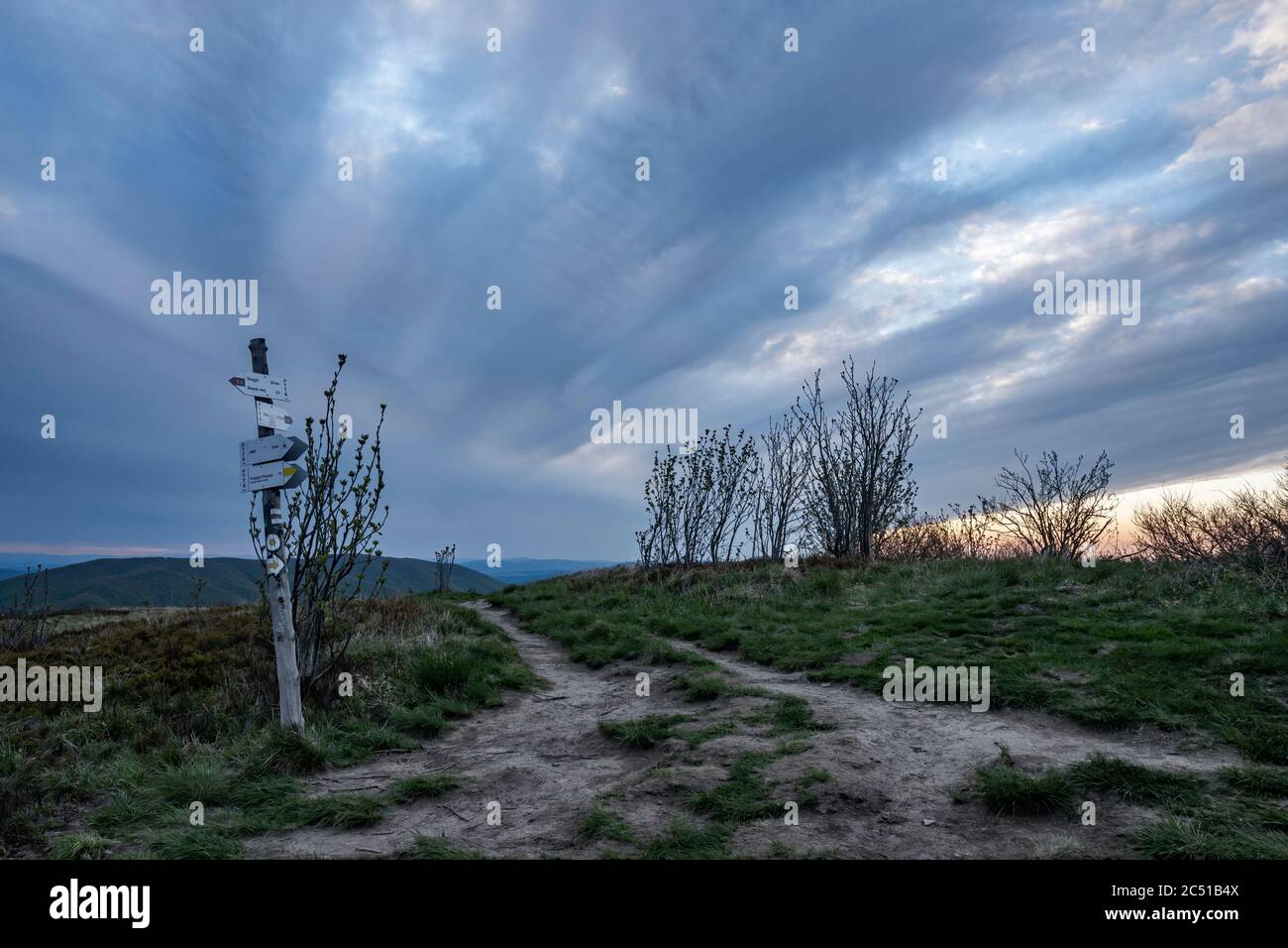 Un fronte d'atmosfera molto fresco che passa sopra la vetta del Jasło nei Monti Bieszczady. Polonia, Europa Foto Stock