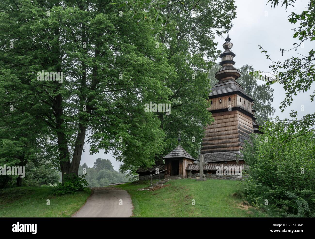 Chiesa cattolica greca in legno del 19 ° secolo a Kotan, attualmente una chiesa cattolica. Beskid Niski, Polonia, Europa Foto Stock