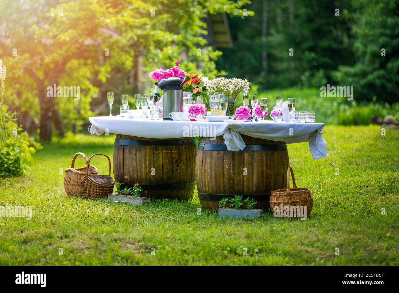 bel tavolo buffet per banchetti decorato in stile rustico nel giardino Foto Stock