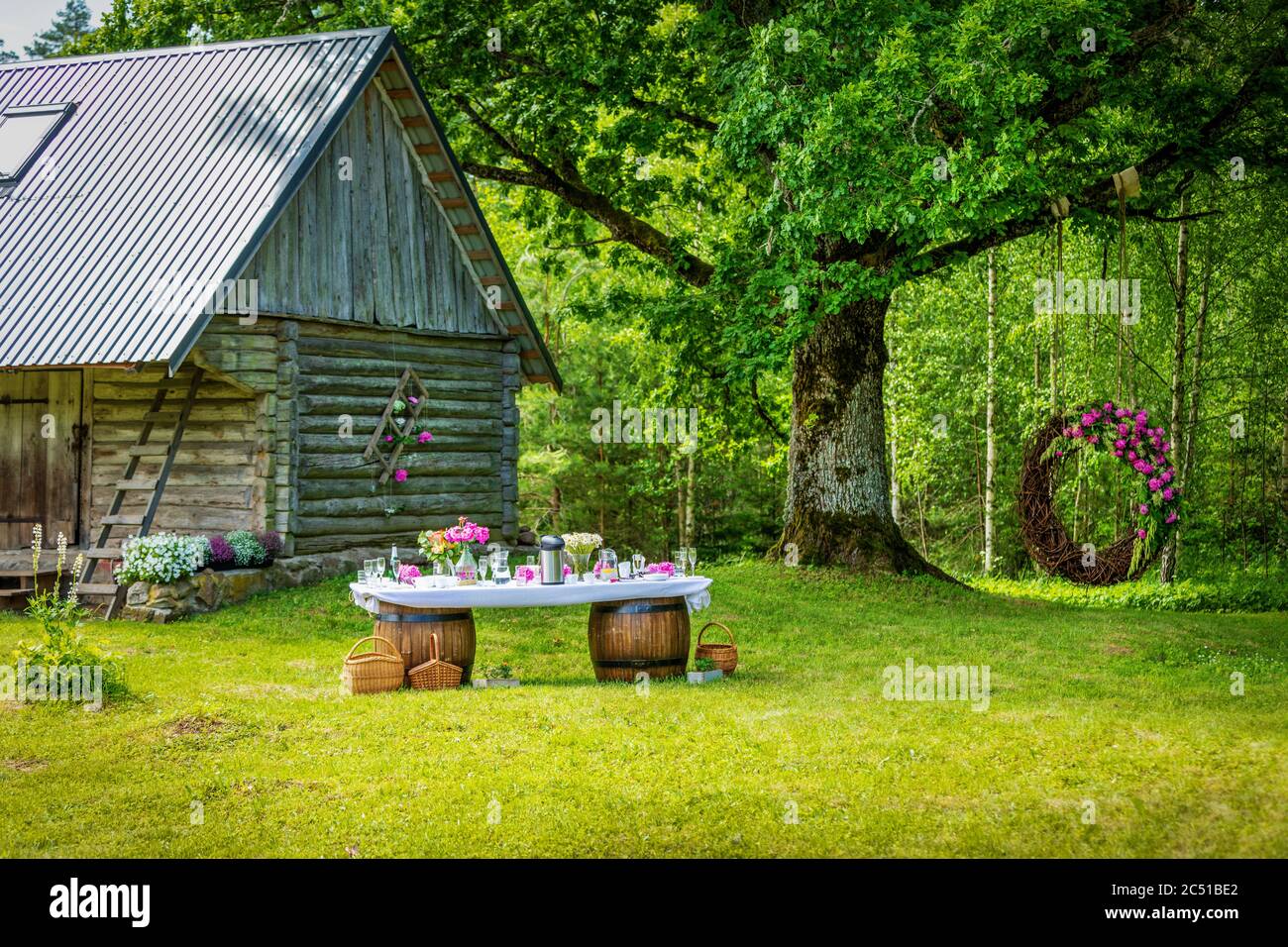 bel tavolo buffet per banchetti di nozze e decorazioni in stile rustico nel giardino di campagna Foto Stock