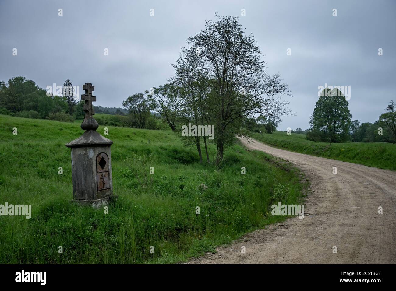 Wayside croce nel villaggio di Lemko inesistente di Dlugie. Beskid Niski, Polonia, Europa Foto Stock