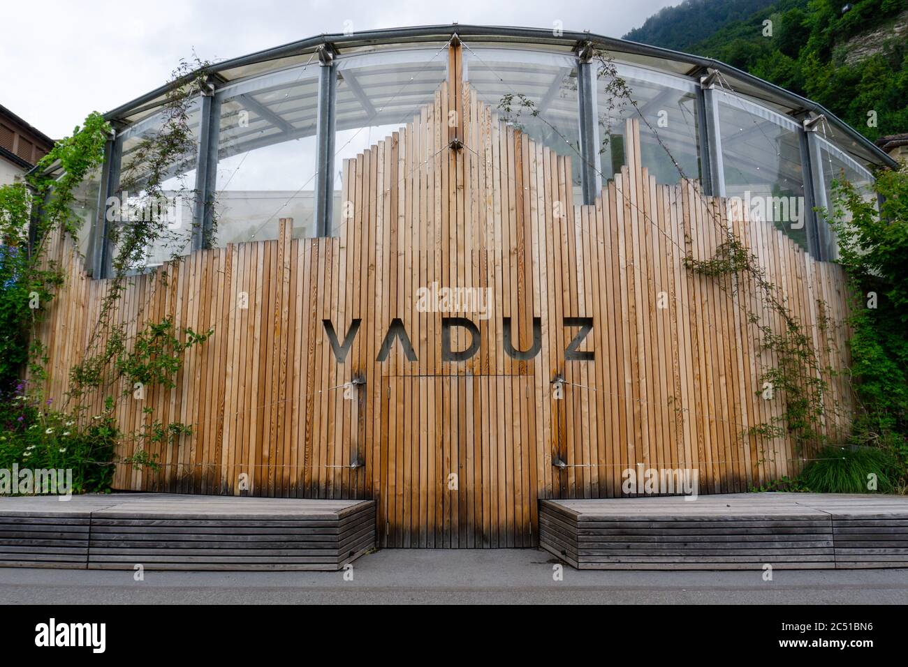 Vaduz, FL / Liechtenstein - 16 giugno 2020: Reparto lavori in legno della città con il nome Vaduz Foto Stock