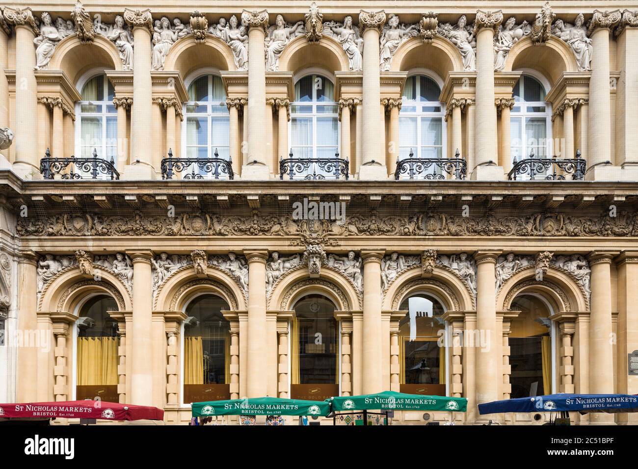 Dettaglio di elevazione della banca vittoriana in stile rinascimentale italiano di W. B. Gingell & T. R. Lysaght, 1850, su Corn Street, Bristol. Foto Stock