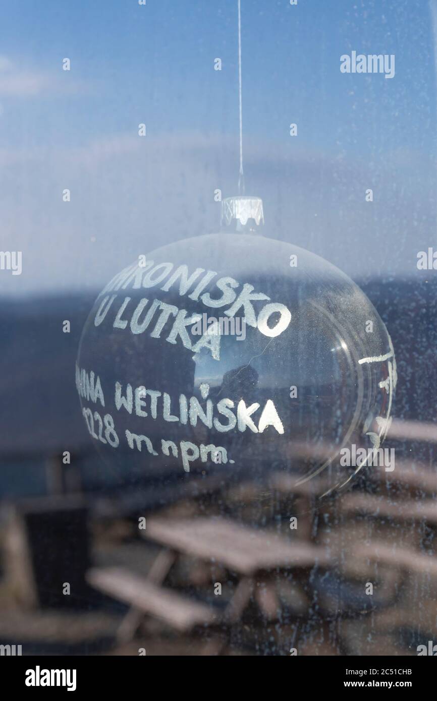 Riflesso di una bolla nella finestra di un rifugio di montagna 'Chatka Puchatkaa' (rifugio Puchatka) su Polonina Wetlinska. Monti Bieszczady. Polonia Foto Stock