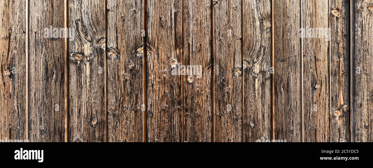 Particolare di un vecchio muro rustico in legno intemperie Foto Stock Particolare di un vecchio muro rustico in legno intemperie Foto Stock