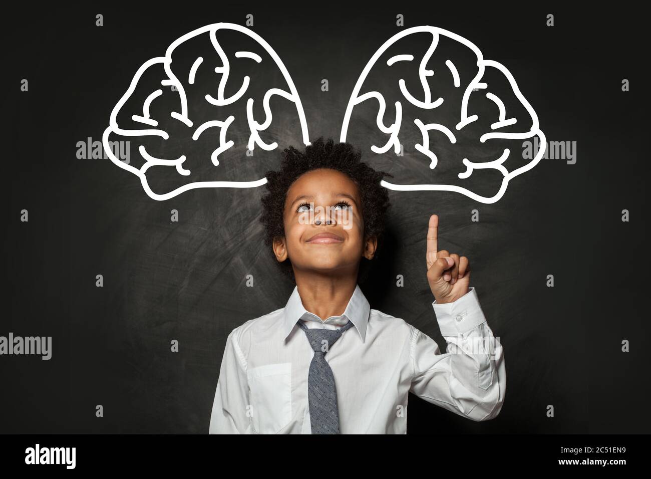 Bel bambino studente che punta al cervello grande, concetto di brainstorming Foto Stock