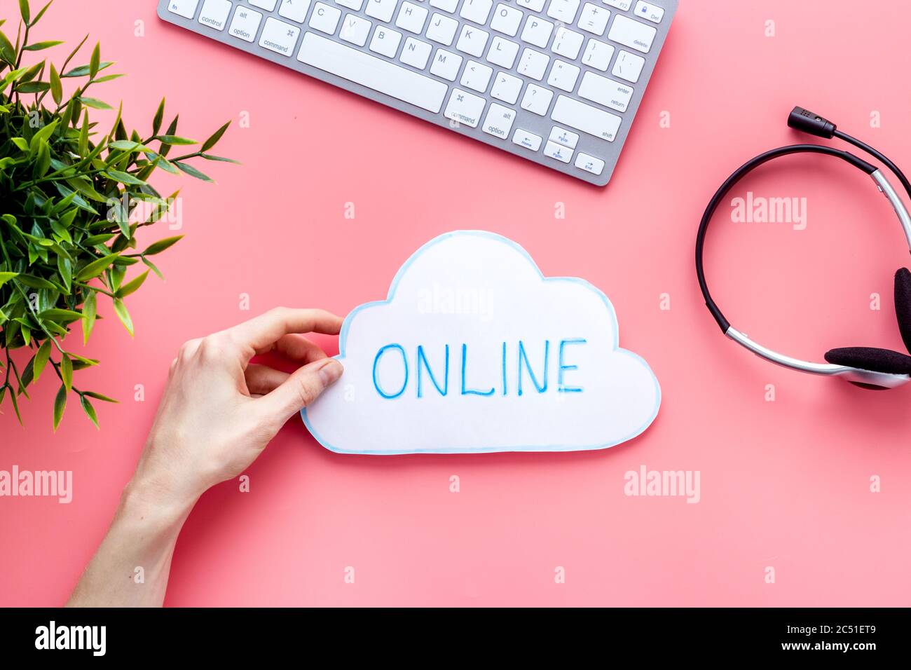 Concetto di networking online. Vista dall'alto del desktop Office Foto Stock