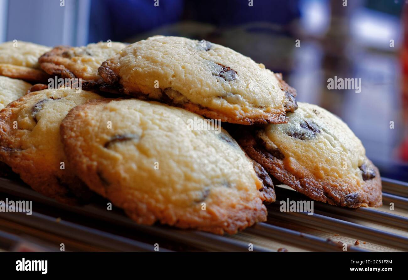 Primo piano vista di un piccolo mucchio di biscotti fatti in casa con scaglie di cioccolato presso una finestra da forno Foto Stock