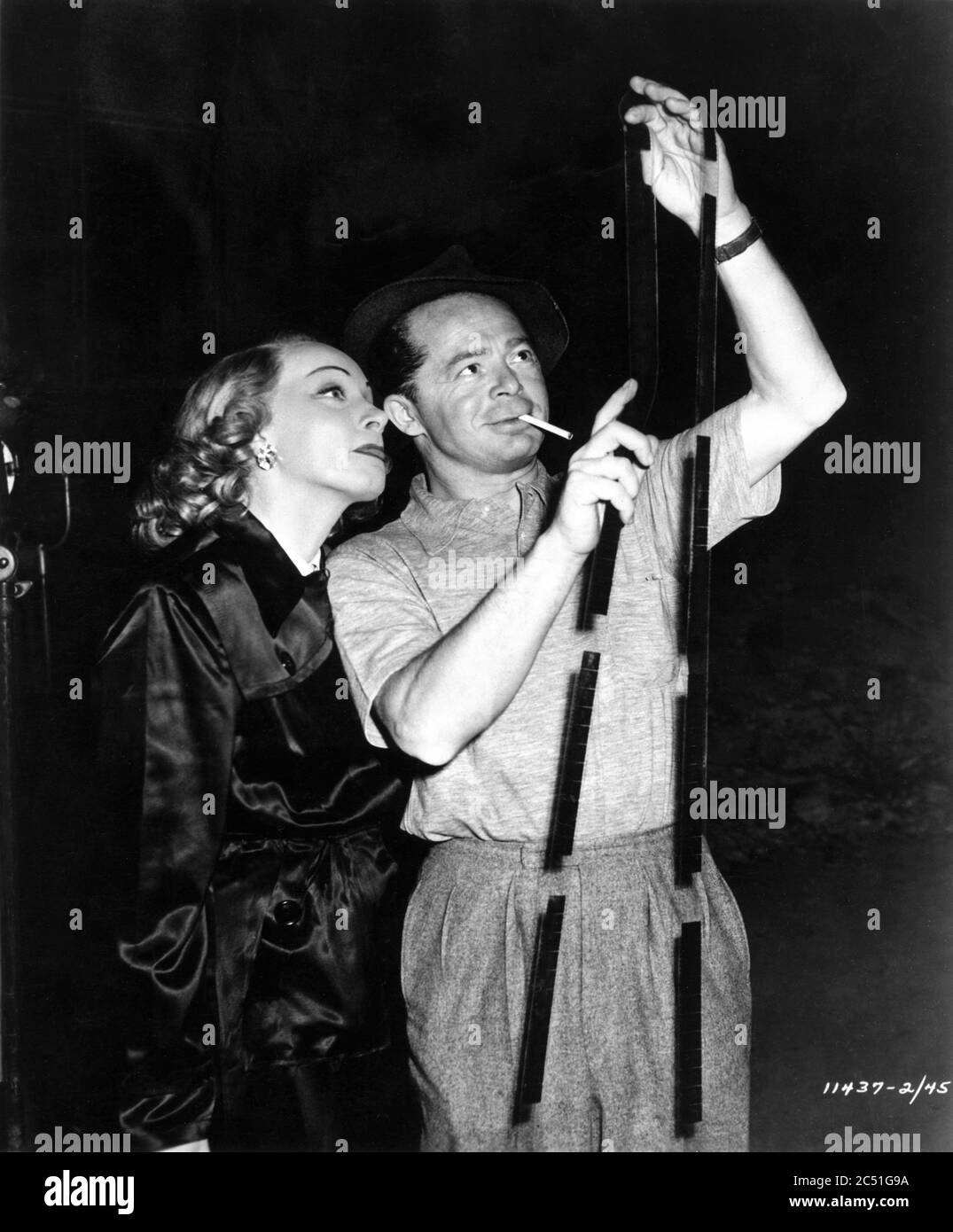 MARLENE DIETRICH e il direttore BILLY WILDER sul set candid durante la ripresa DI UN AFFARE STRANIERO 1948 Paramount Pictures Foto Stock